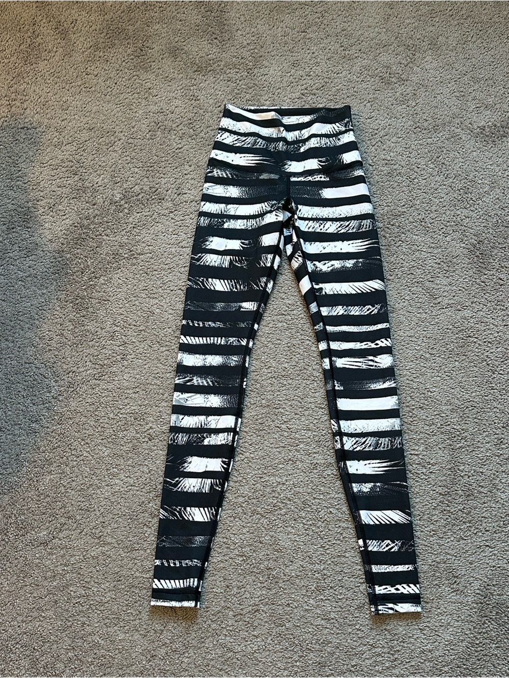 Women’s Lululemon Size 4 Leggings black and white